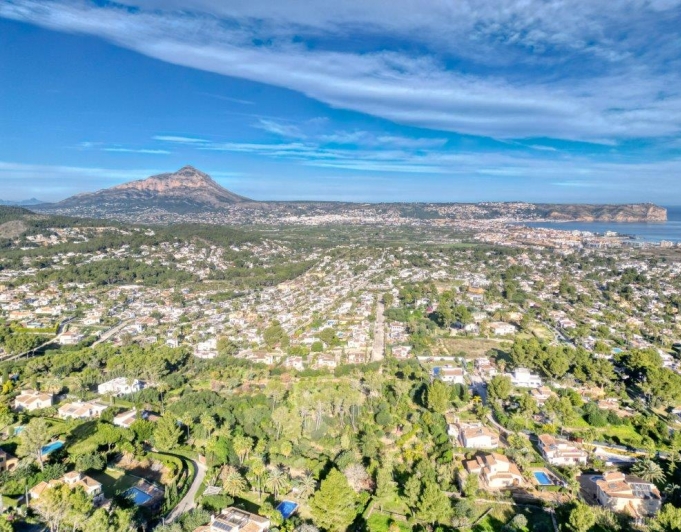 Parcela totalmente licenciada con espectaculares vistas al mar