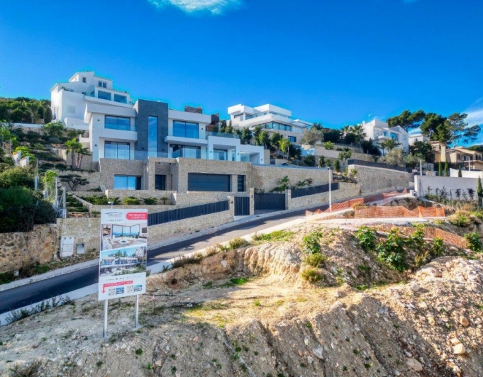 Parcela totalmente licenciada con espectaculares vistas al mar
