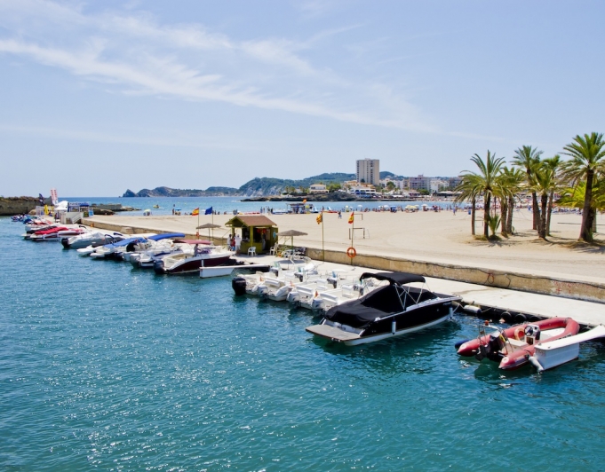 Parcela totalmente licenciada con espectaculares vistas al mar