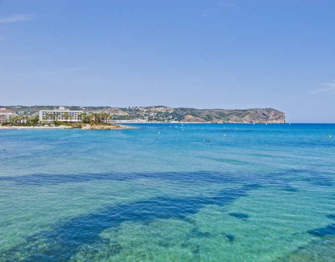 Parcela totalmente licenciada con espectaculares vistas al mar