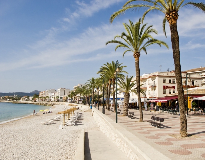 Parcela totalmente licenciada con espectaculares vistas al mar