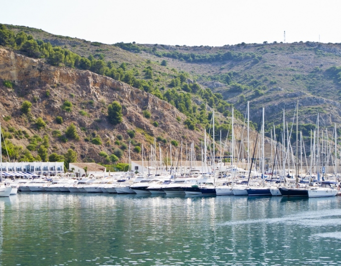 Parcela totalmente licenciada con espectaculares vistas al mar
