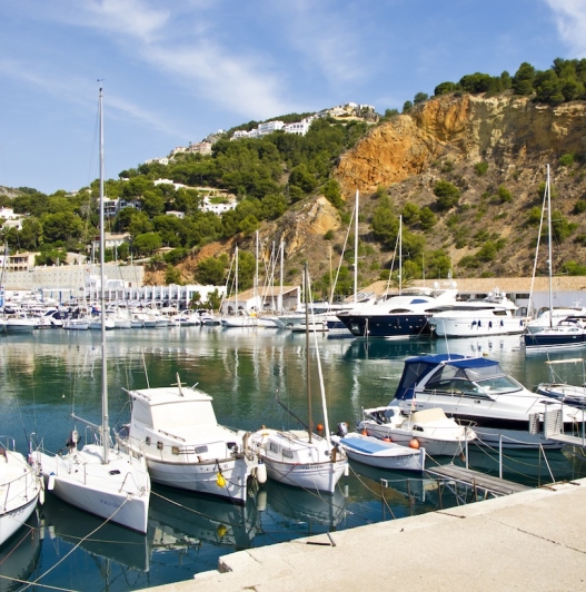 Parcela totalmente licenciada con espectaculares vistas al mar