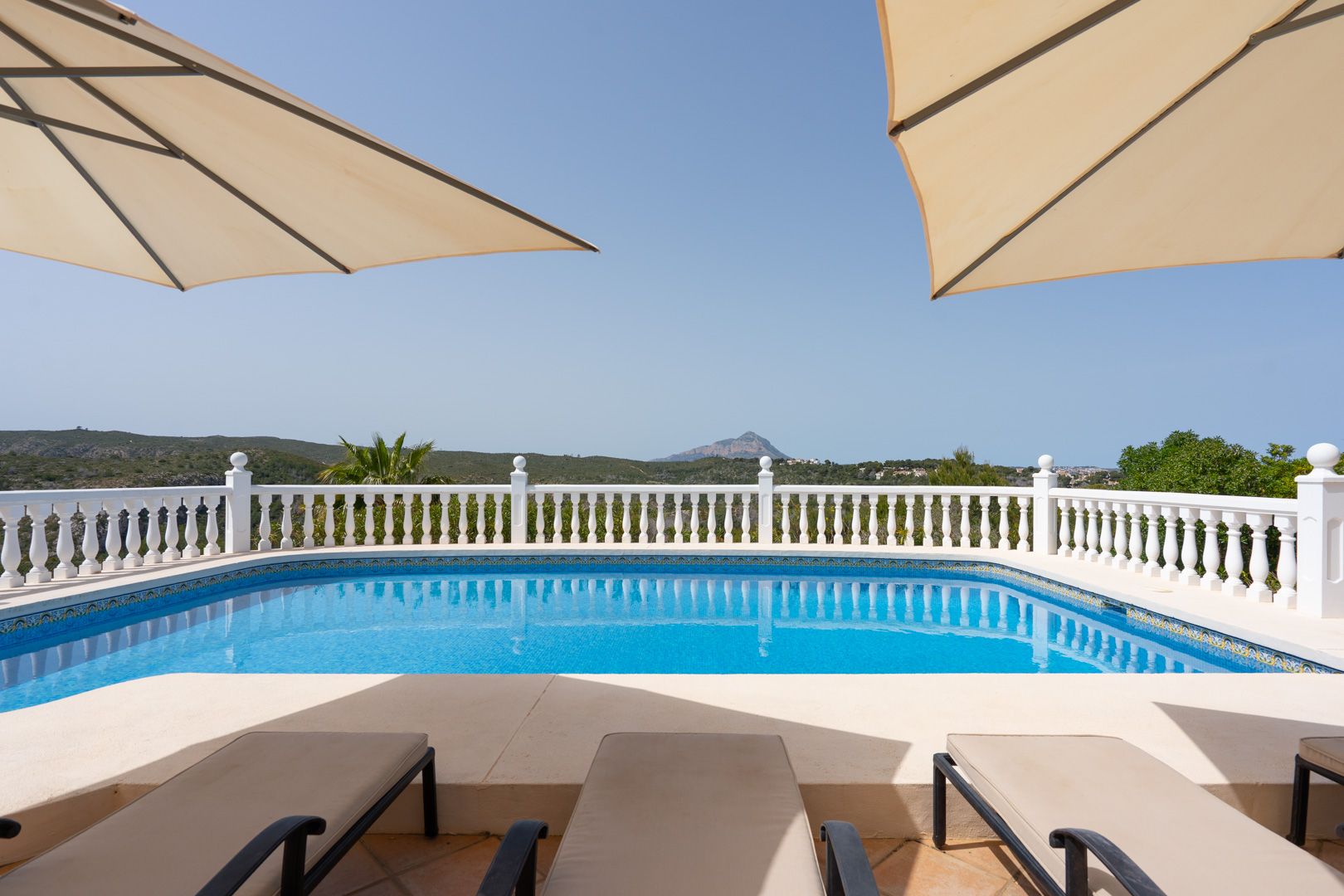 Villa orientada al suroeste con vistas al atardecer cerca de Granadella
