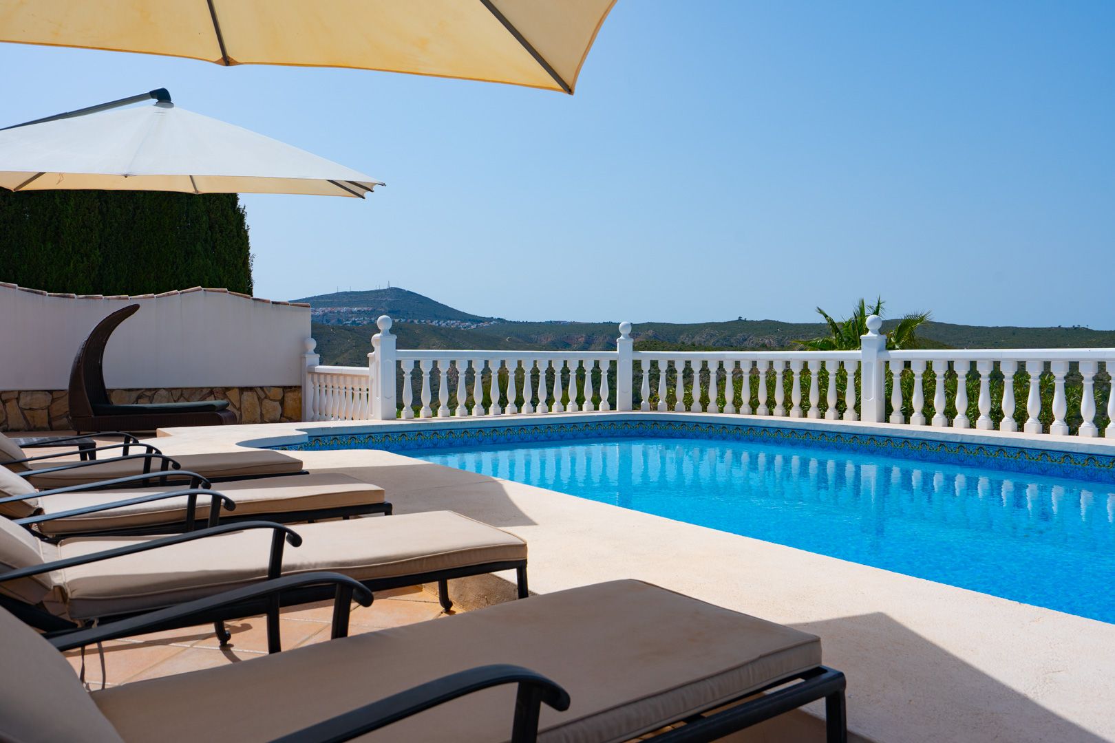 Villa orientada al suroeste con vistas al atardecer cerca de Granadella