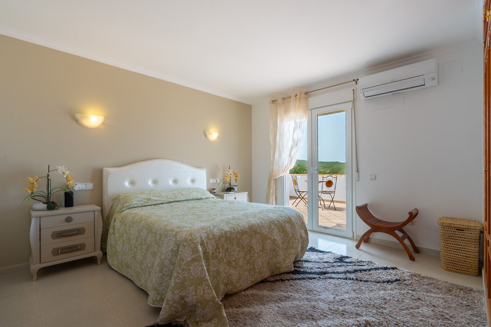Villa orientada al suroeste con vistas al atardecer cerca de Granadella