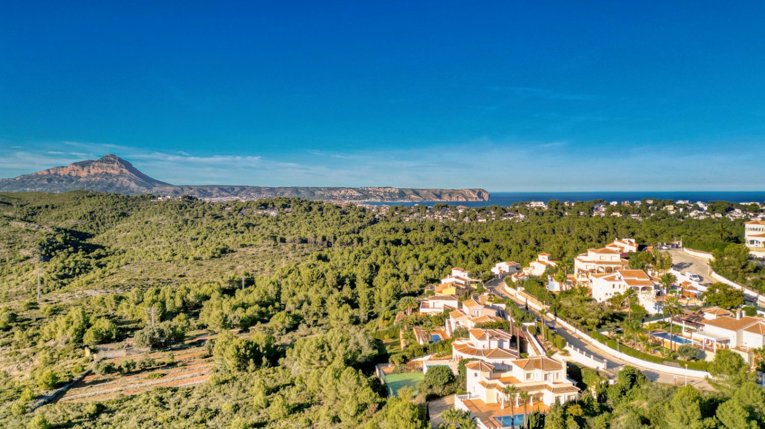 Villa orientada al suroeste con vistas al atardecer cerca de Granadella