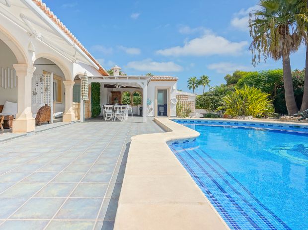 Villa tradicional de una sola planta en Costa Nova, Jávea - Terreno llano, piscina y vida al aire libre