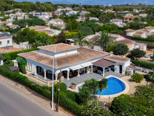 Villa tradicional de una sola planta en Costa Nova, Jávea - Terreno llano, piscina y vida al aire libre