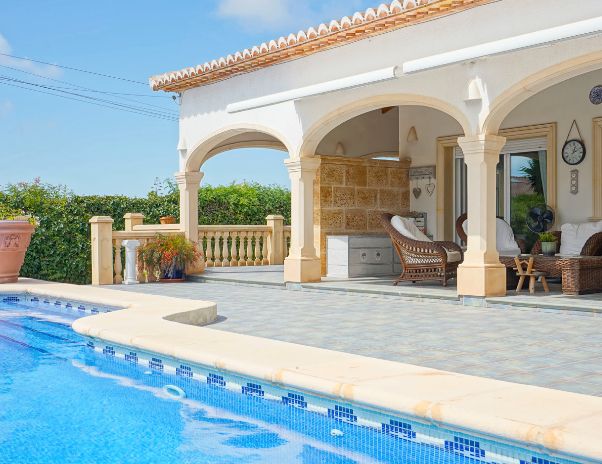 Villa tradicional de una sola planta en Costa Nova, Jávea - Terreno llano, piscina y vida al aire libre