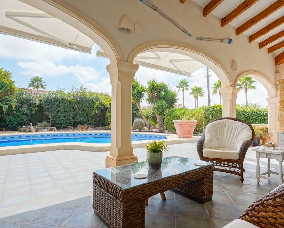 Villa tradicional de una sola planta en Costa Nova, Jávea - Terreno llano, piscina y vida al aire libre