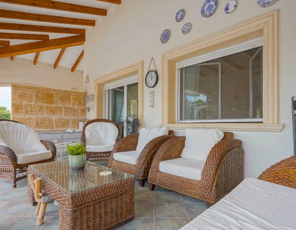 Villa tradicional de una sola planta en Costa Nova, Jávea - Terreno llano, piscina y vida al aire libre