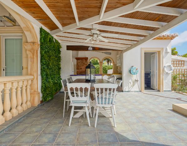 Villa tradicional de una sola planta en Costa Nova, Jávea - Terreno llano, piscina y vida al aire libre