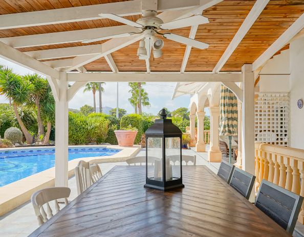 Villa tradicional de una sola planta en Costa Nova, Jávea - Terreno llano, piscina y vida al aire libre