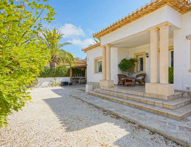 Villa tradicional de una sola planta en Costa Nova, Jávea - Terreno llano, piscina y vida al aire libre