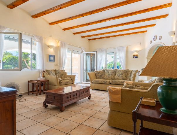 Villa tradicional de una sola planta en Costa Nova, Jávea - Terreno llano, piscina y vida al aire libre