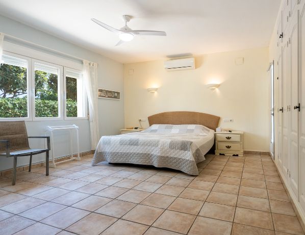 Villa tradicional de una sola planta en Costa Nova, Jávea - Terreno llano, piscina y vida al aire libre
