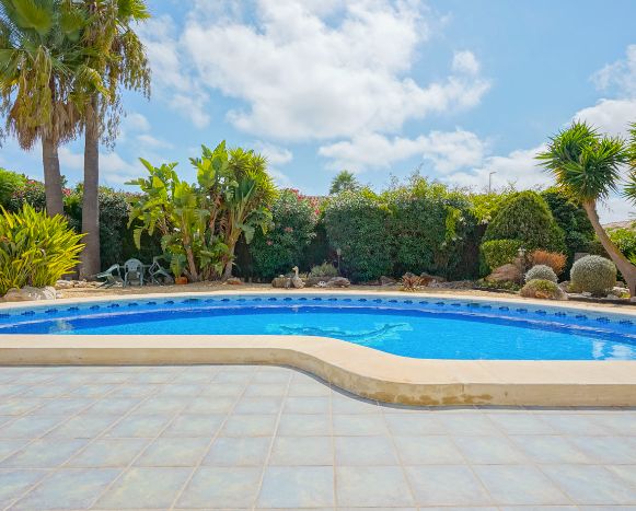 Villa tradicional de una sola planta en Costa Nova, Jávea - Terreno llano, piscina y vida al aire libre