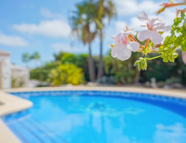 Villa tradicional de una sola planta en Costa Nova, Jávea - Terreno llano, piscina y vida al aire libre