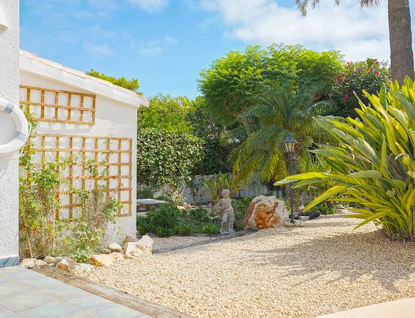 Villa tradicional de una sola planta en Costa Nova, Jávea - Terreno llano, piscina y vida al aire libre