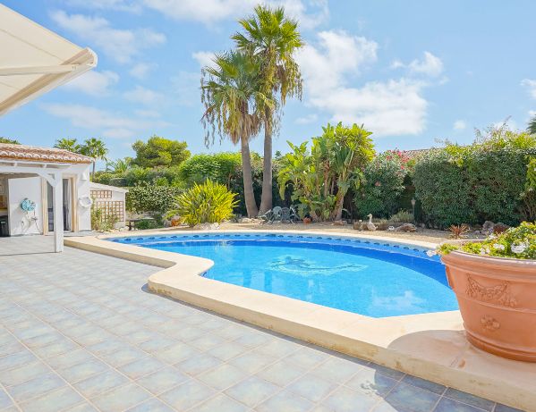 Villa tradicional de una sola planta en Costa Nova, Jávea - Terreno llano, piscina y vida al aire libre