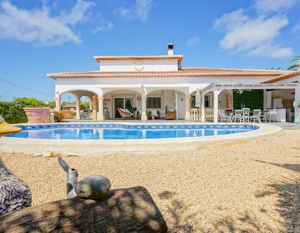 Villa tradicional de una sola planta en Costa Nova, Jávea - Terreno llano, piscina y vida al aire libre