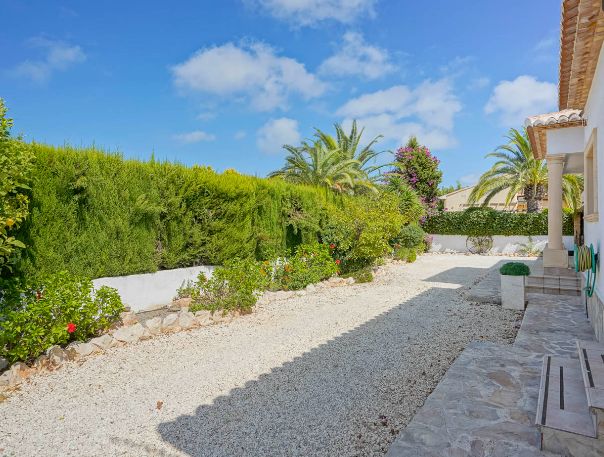 Villa tradicional de una sola planta en Costa Nova, Jávea - Terreno llano, piscina y vida al aire libre