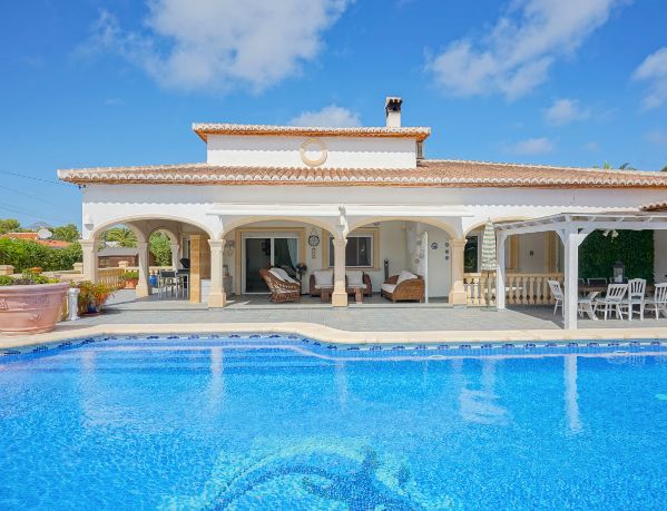 Villa tradicional de una sola planta en Costa Nova, Jávea - Terreno llano, piscina y vida al aire libre