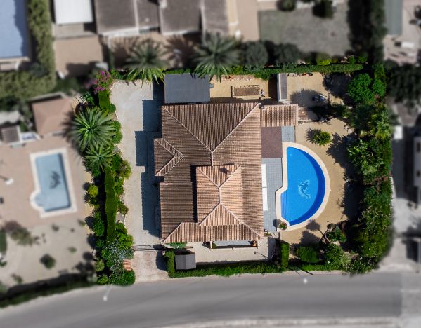 Villa tradicional de una sola planta en Costa Nova, Jávea - Terreno llano, piscina y vida al aire libre