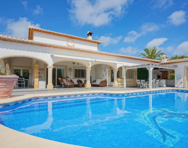 Villa tradicional de una sola planta en Costa Nova, Jávea - Terreno llano, piscina y vida al aire libre
