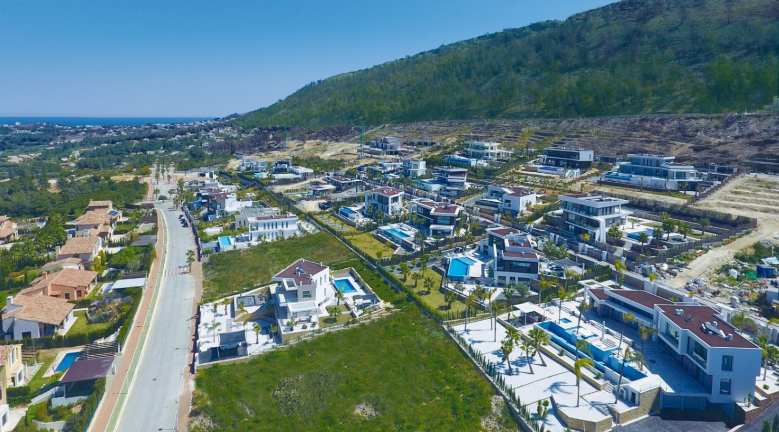 Elegante villa de lujo de 4 dormitorios con vistas panorámicas al mar y a la montaña