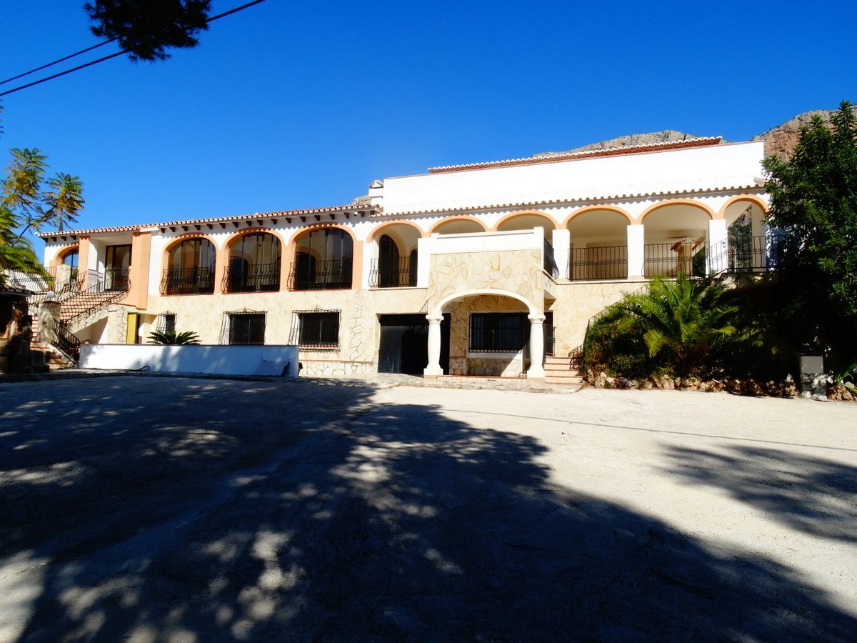 Edificio comercial con 4 apartamentos en venta en Javea