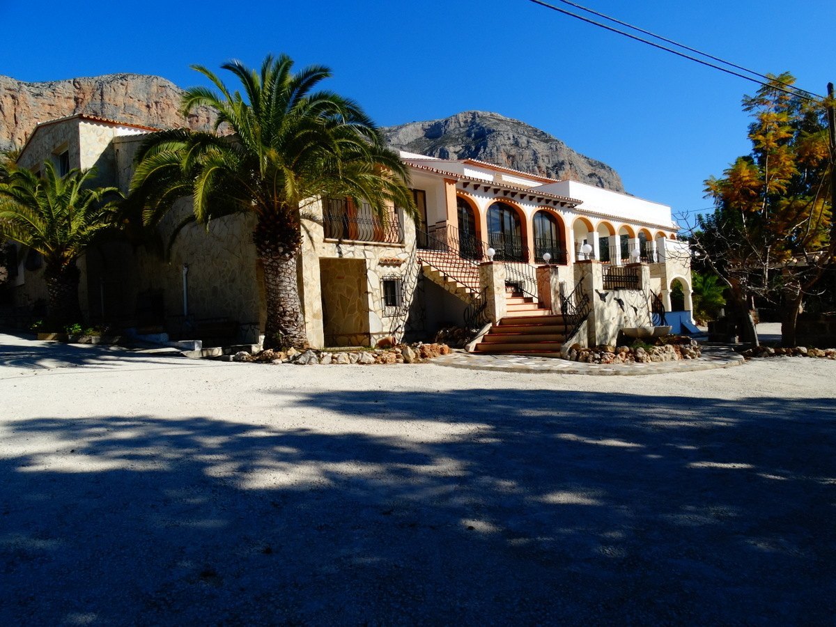 Edificio comercial con 4 apartamentos en venta en Javea