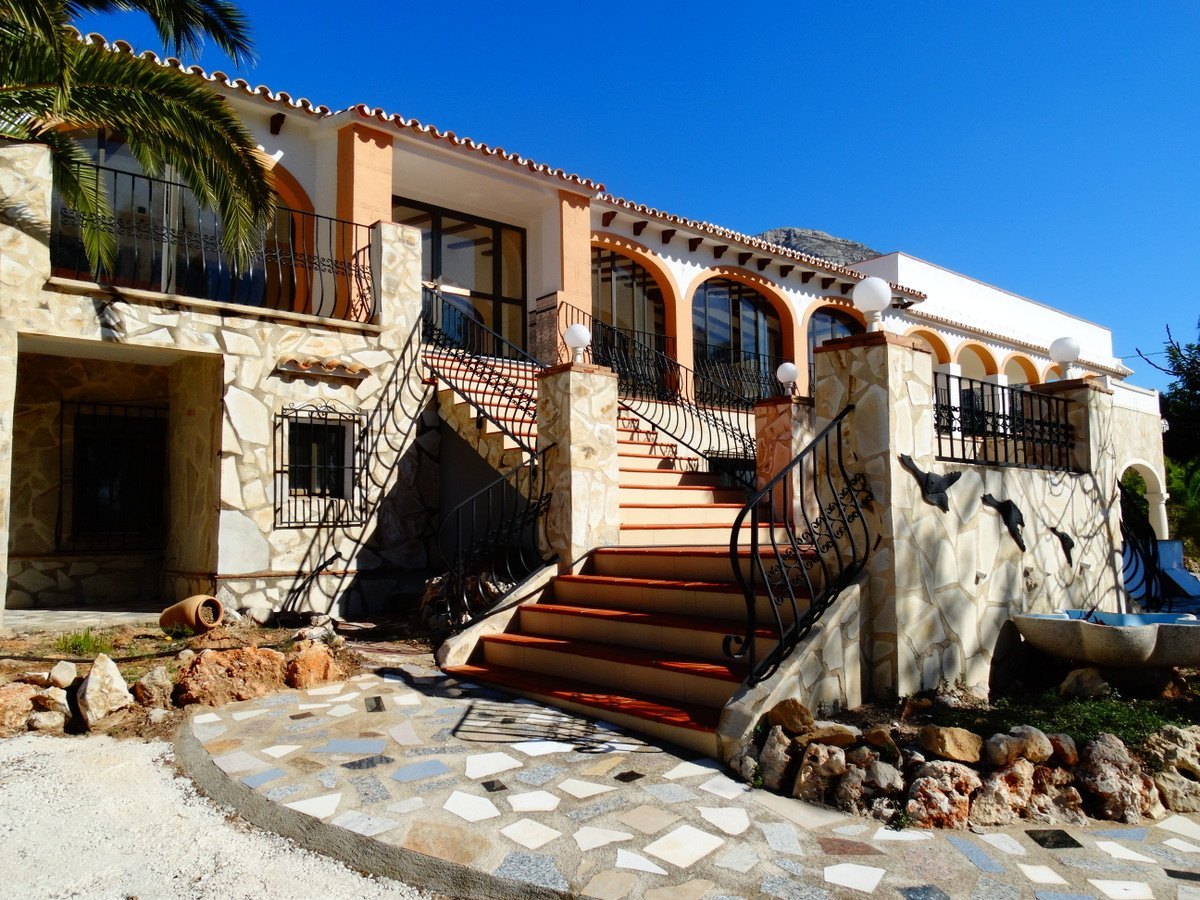 Edificio comercial con 4 apartamentos en venta en Javea