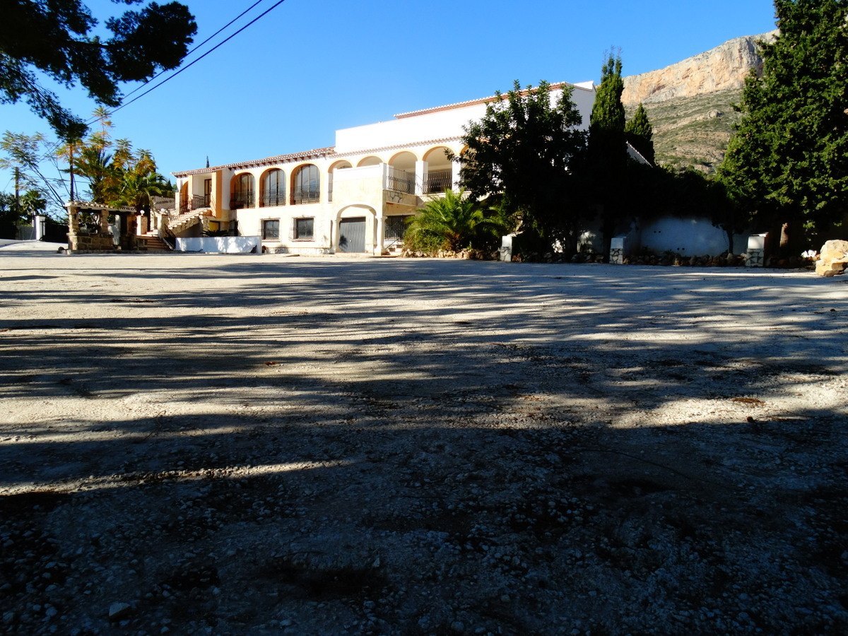 Edificio comercial con 4 apartamentos en venta en Javea