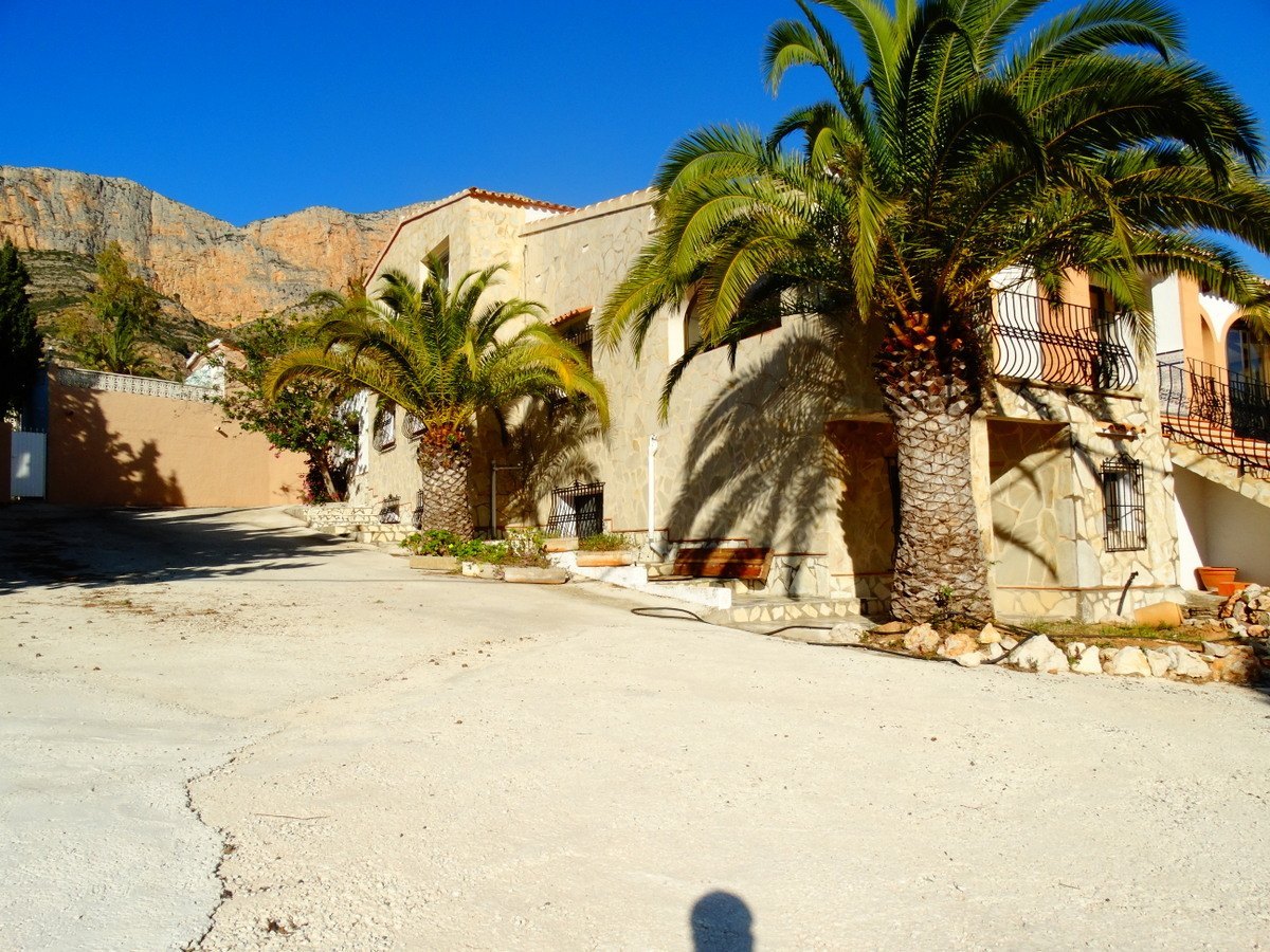 Edificio comercial con 4 apartamentos en venta en Javea