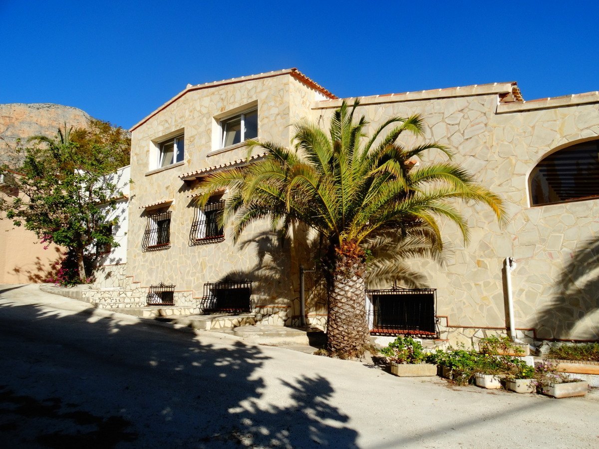 Edificio comercial con 4 apartamentos en venta en Javea