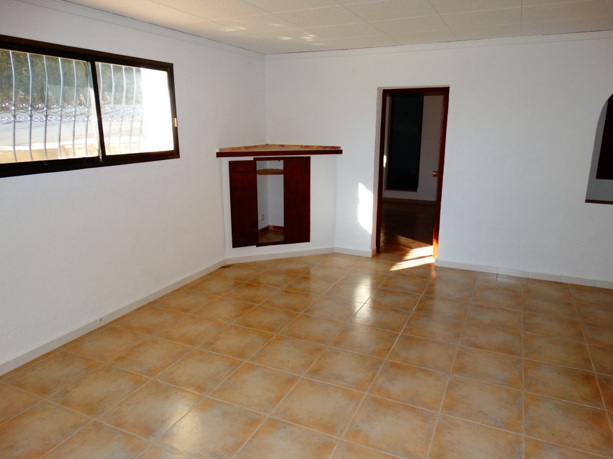 Edificio comercial con 4 apartamentos en venta en Javea