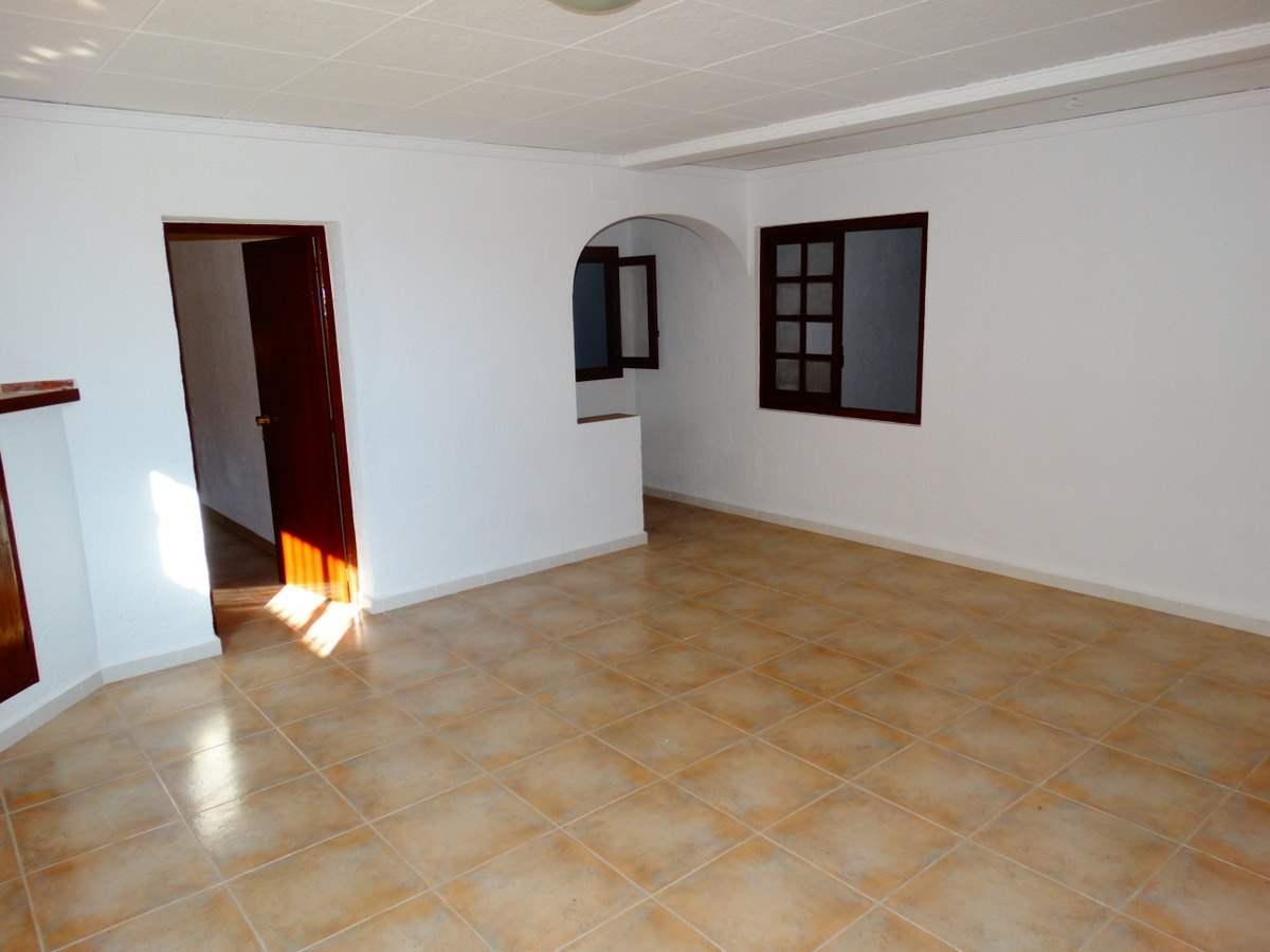 Edificio comercial con 4 apartamentos en venta en Javea