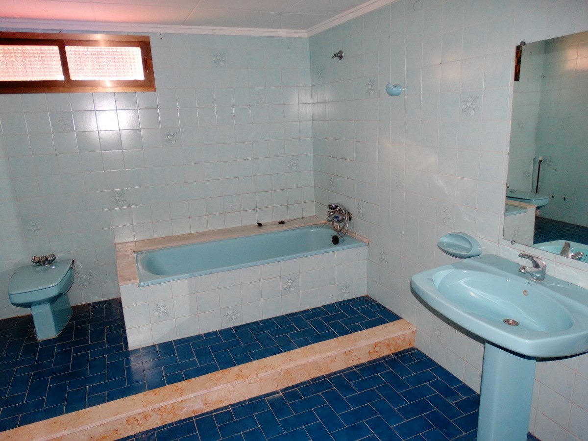 Edificio comercial con 4 apartamentos en venta en Javea