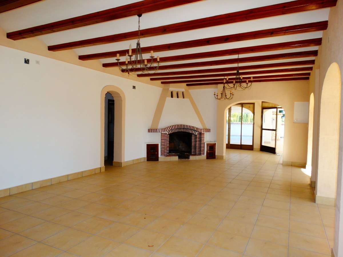 Edificio comercial con 4 apartamentos en venta en Javea