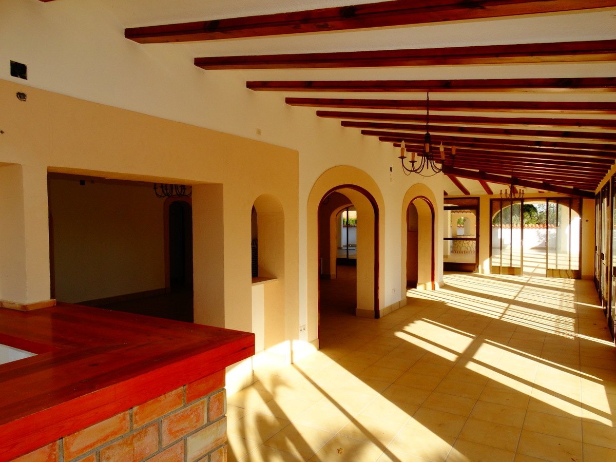 Edificio comercial con 4 apartamentos en venta en Javea