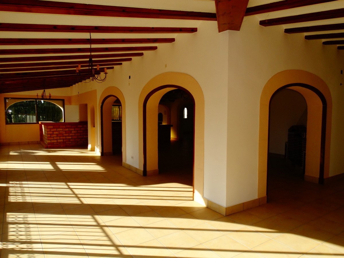 Edificio comercial con 4 apartamentos en venta en Javea