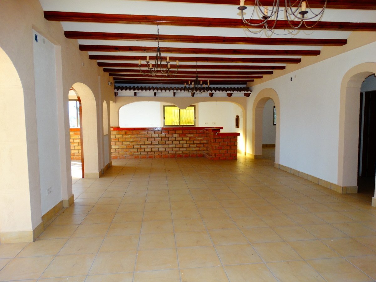 Edificio comercial con 4 apartamentos en venta en Javea