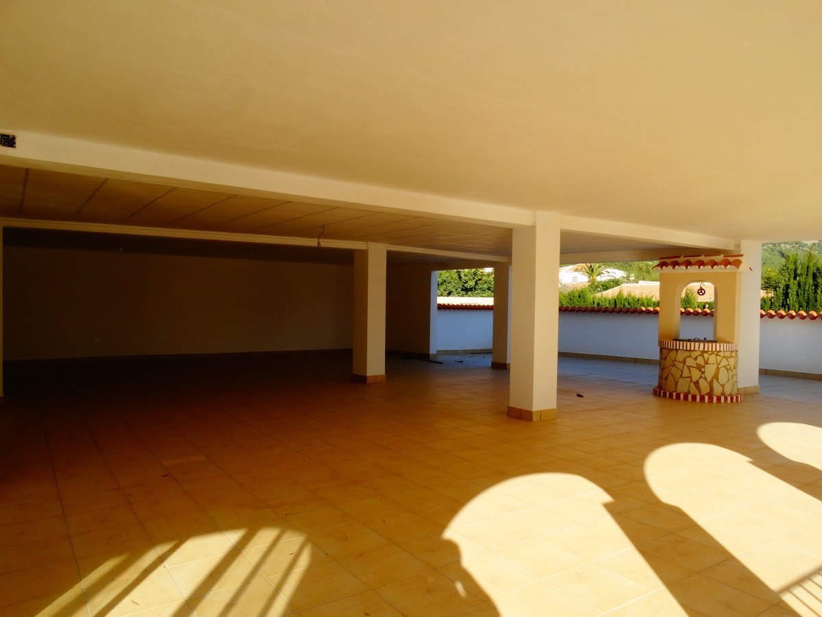 Edificio comercial con 4 apartamentos en venta en Javea