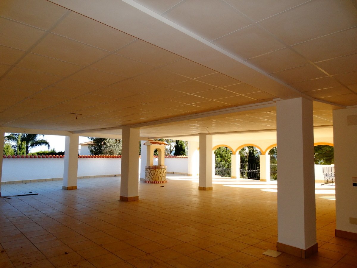 Edificio comercial con 4 apartamentos en venta en Javea