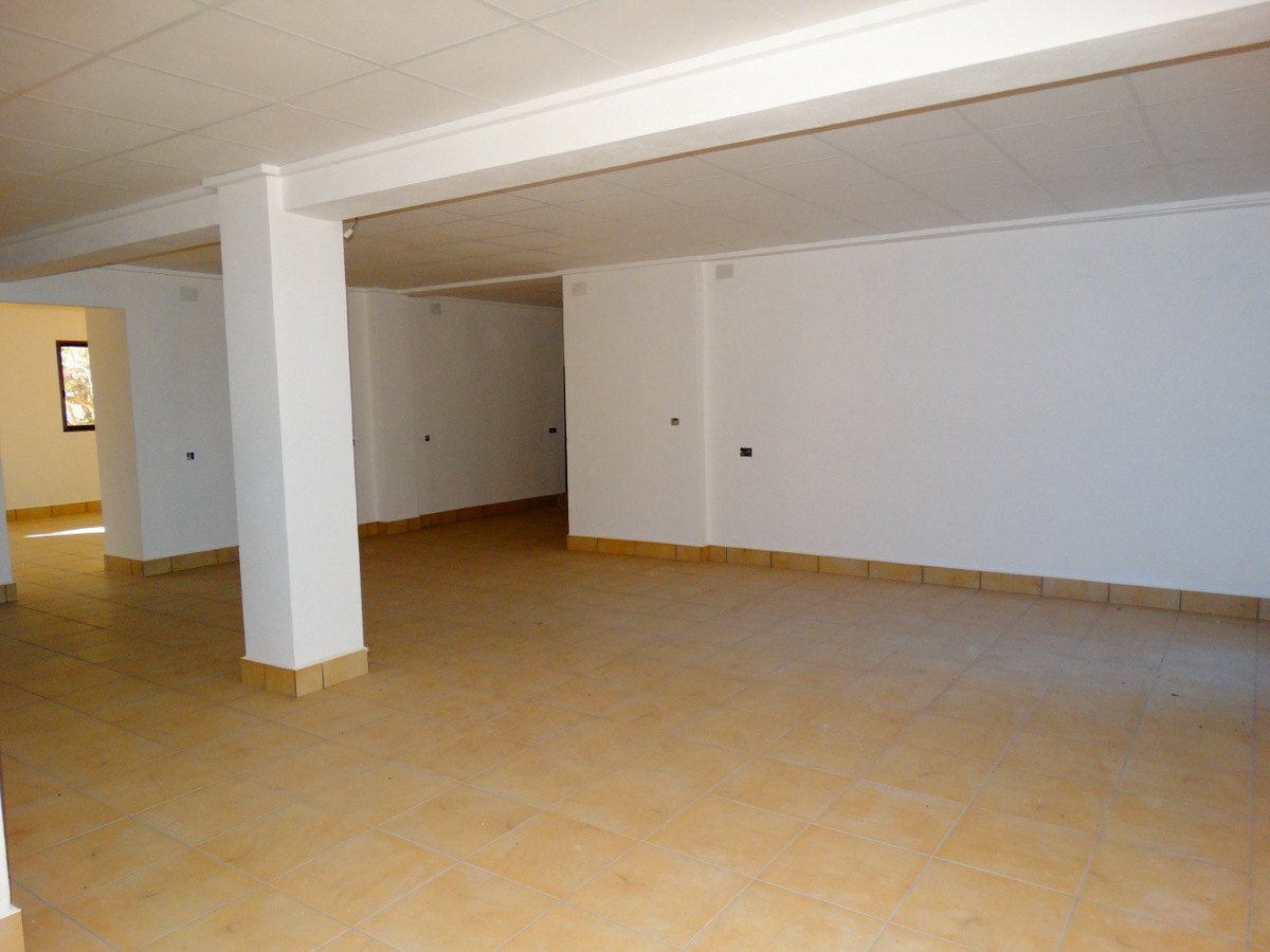 Edificio comercial con 4 apartamentos en venta en Javea
