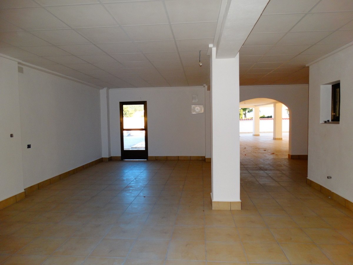 Edificio comercial con 4 apartamentos en venta en Javea