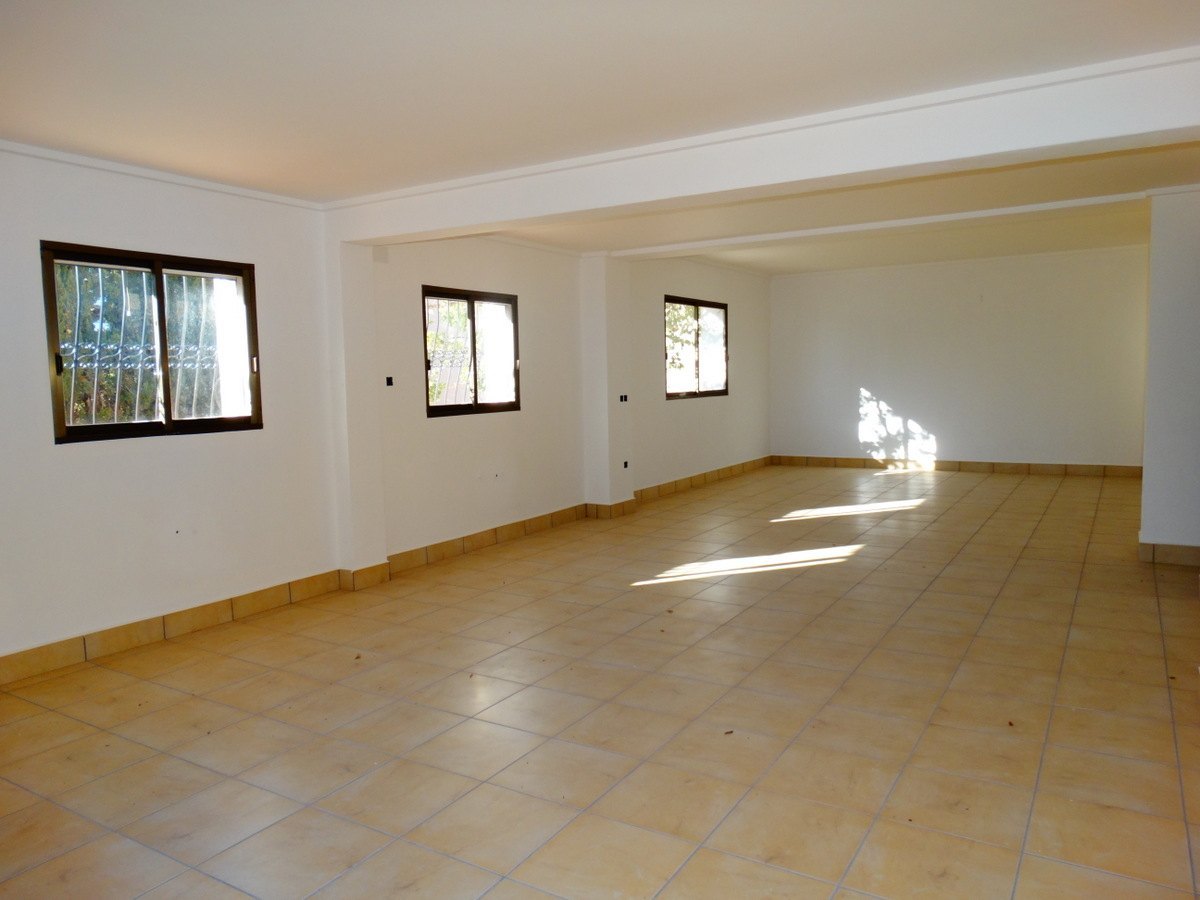 Edificio comercial con 4 apartamentos en venta en Javea