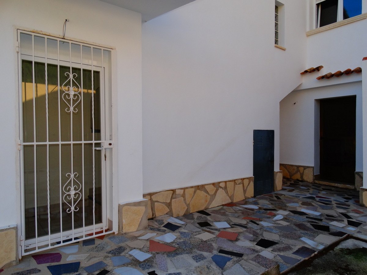 Edificio comercial con 4 apartamentos en venta en Javea